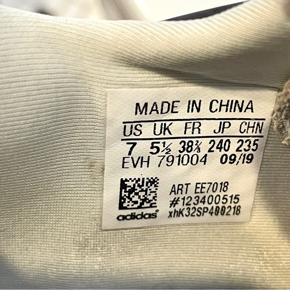 Adidas Ozweego ChalkWhite/AshSilver/Black Sneaker Womens size 7 - Picture 10 of 11